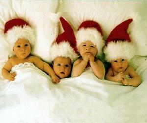 Puzle Quatro bebês com chapéu de Papai Noel