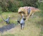 Dinossauro rugindo em face do ataque por três outros dinossauros menores