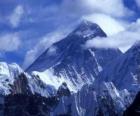 Paisagem de altas montanhas com picos nevado