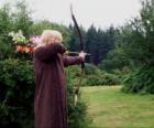 Elfo caçador armado com arco e flecha pronto para disparar