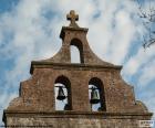 Campanário de uma igreja com dois sinos e uma cruz no topo