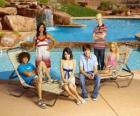 Chad (Corbin Bleu), Taylor (Monique Coleman), Gabriella Montez (Vanessa Hudgens), Troy Bolton (Zac Efron), Ryan Evans (Lucas Grabeel), Sharpay Evans (Ashley Tisdale) o lado de praia