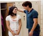 Troy Bolton (Zac Efron) conversando com Gabriella Montez (Vanessa Hudgens)