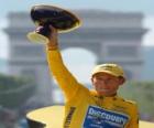 Lance Armstrong com um troféu