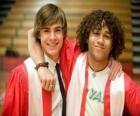 Troy Bolton (Zac Efron) e Chad (Corbin Bleu) o dia de formatura