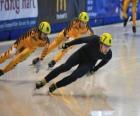Três patinadores em uma corrida de patinação ou patinagem de velocidade
