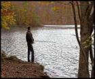 Pesca - Pescador de rio em ação em uma paisagem florestal