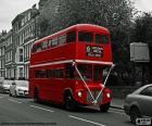 Ônibus de Londres, passando por uma de suas ruas