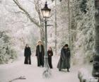 Os irmãos Pevensie, Peter, Susan e Lucy, na floresta mágica de Narnia