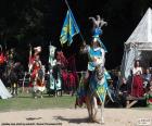 Cavaleiro na armadura e com sua lança pronta montado em seu cavalo