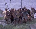 Vikings ou viquingue desembarcando do seu navio totalmente armado e com o escudo e lança na mão