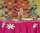 Celebração do aniversário com o bolo com velas, brindes e balões