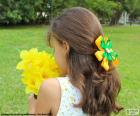 Menina com um buquê de flores amarelas