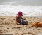 Uma menina brincando na praia