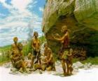 Grupo de homens de Neanderthal sob a proteção de um abrigo rochoso, os indivíduos exercem actividades diferentes: alguns entalhando pedras, outros se preparando para caçar 