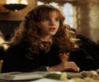 Hermione Granger, amiga de Harry, lendo um livro na escola