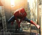 O superherói Spiderman pulando entre prédios na cidade com sua teia de aranha