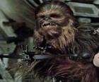 Chewbacca, o grande e peludo wookiee, apontando com a sua arma