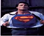 Clark Kent se tornando Superman com seu uniforme azul e vermelho para lutar pela justiça