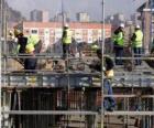 Visão geral de uma casa em construção com diferentes operadores que trabalham