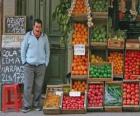 Vendedor de frutas e verduras em sua loja