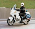 Agente da polícia motorizada com sua motocicleta