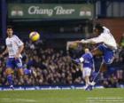 Didier Drogba atirando a bola