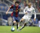 Leo Messi atirando a bola
