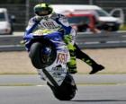 Valentino Rossi que levanta a roda