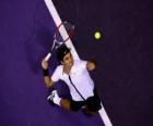 Roger Federer que  prepara-se para bater um saque