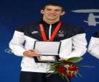 Michael Phelps com um troféu