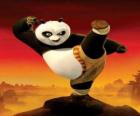Po, o panda gigante fã de Kung Fu, na formação para se tornar um mestre guerreiro 