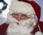 Rosto sorridente de Papai Noel com sua longa barba e seu chapéu