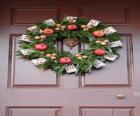 Coroa de Natal pendurada na porta de uma casa