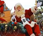 Santa Claus saudando com a mão do trenó mágico carregado com presentes