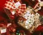 Presentes de Natal adornadas com fitas