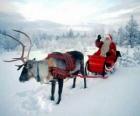 Papai Noel em seu trenó mágico voador puxado por uma rena de Natal