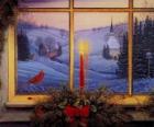 Vela acesa de Natal na frente de uma janela
