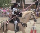 Cavaleiro na armadura e com sua lança pronta montado em seu cavalo também protegido com armadura