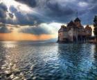 Castelo ou torre fortificada cercada por um lago