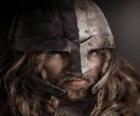 Rosto de viking ou viquingue com bigode e barba e um capacete