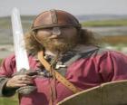 Viking ou viquingue armado com uma espada e um escudo