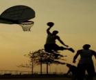 Um sobre um de basquete entre os dois jovens amigos