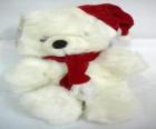 Ursinho de pelúcia com lenço e chapéu de Papai Noel