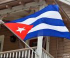 A bandeira de Cuba consiste de cinco listras horizontais onde duas são brancas e três azuis. No lado esquerdo da bandeira, um triângulo vermelho e uma estrela branca são. 1902