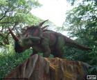 Dinossauro triceratops na floresta, no topo de uma grande rocha