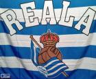 Bandeira da Real Sociedad, composta de quatro listras azuis e três brancas todas da mesma largura, a palavra REALA e o logotipo