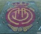 Escudo do Real Club Deportivo Mallorca no gramado do estádio