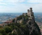 Torres com merlones de um castelo que repousa sobre as rochas