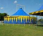 Vista exterior das grandes tendas dum circo preparado pela apresentação o pela função